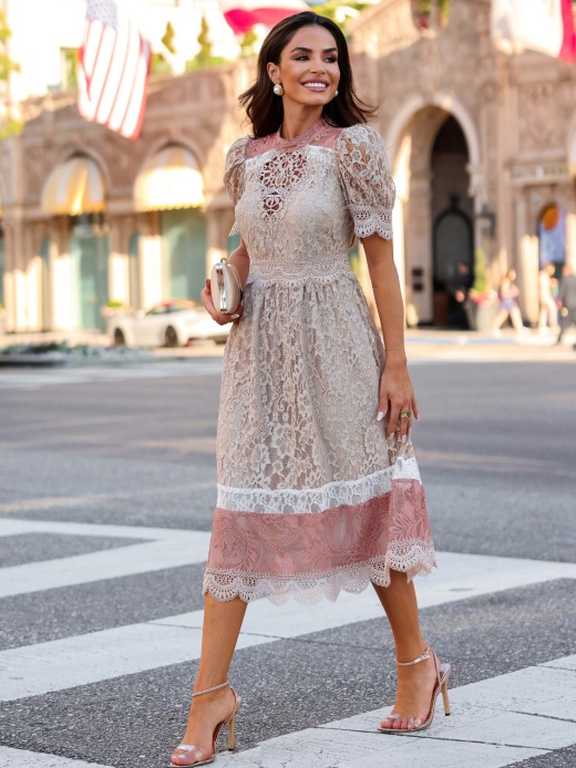 Vestido de renda com fundo bege sales